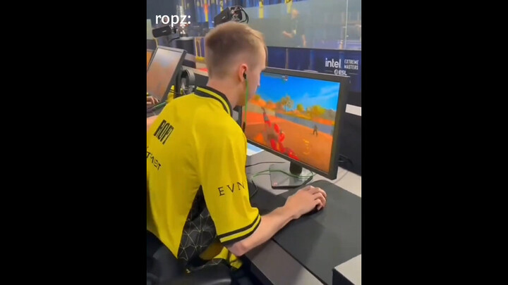 ไม่ผิดหวังจริงๆ ที่เป็นดองก์ คนอื่นซ้อมยิงปรับอุปกรณ์ก่อนแข่ง แต่ดองก์นอนหงายเล่นมือถือไปเลย