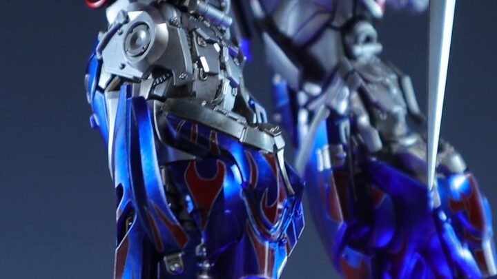 Lihatlah lebih dekat DLX Knight Optimus Prime!