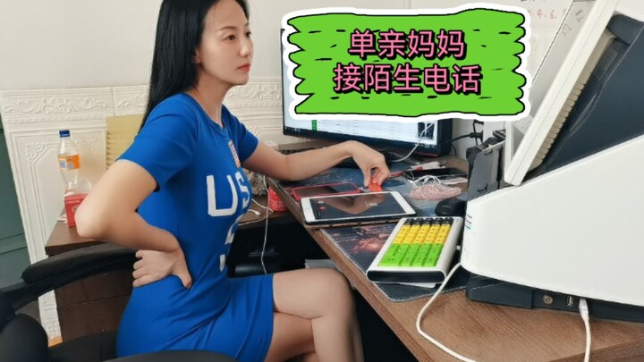 الأم الوحيدة وأخوها الأصغر من الملهى الليلي تحدثا بانسجام كبير عن كرة القدم، فهل يجب أن أتصل به مرة 