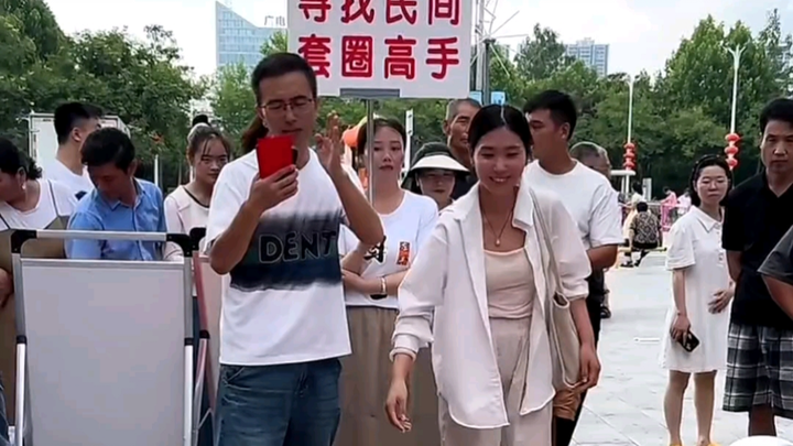 Em gái học mãi không thuộc khẩu hiệu, ném vòng cũng chẳng trúng, vậy mà vẫn may mắn trúng thưởng.