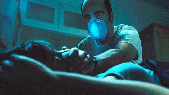 "While You Were Sleeping" Phim kinh dị Tây Ban Nha: Một người quản lý ký túc xá biến thái lẻn vào ph