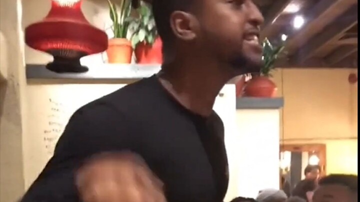 ตบโต๊ะกลางร้าน: ไอ้ใครกันเนี่ยที่ทำไก่แบบนี้วะ!