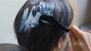 妈妈头发花白，女儿买了染发剂帮她染头，可一梳子下去女儿崩溃了