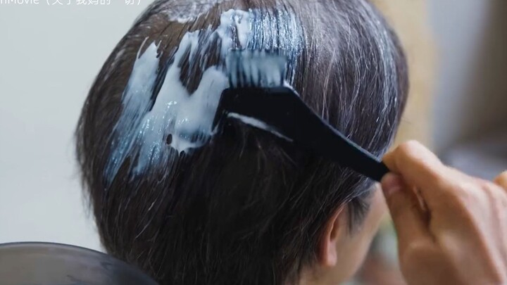 คุณแม่มีผมหงอก ลูกสาวซื้อยาเปลี่ยนสีผมมาช่วยแม่ย้อม แต่พอหวีลงไปครั้งเดียว ลูกสาวก็ถึงกับพังเลย