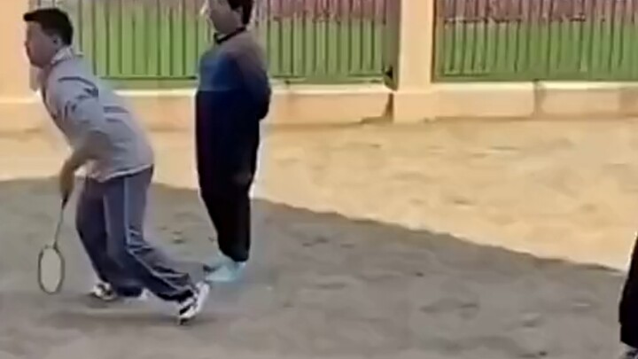 Ngay khoảnh khắc anh đẩy kính lên, anh đã hiểu.