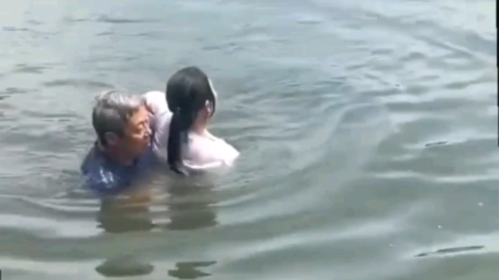 Kakek ini kuat dan terampil, salut!