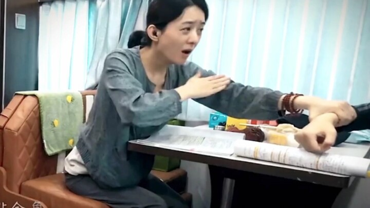 She tugged on her sign language teacher’s hand, making “awoo-awoo” gestures—her pitiful little face 