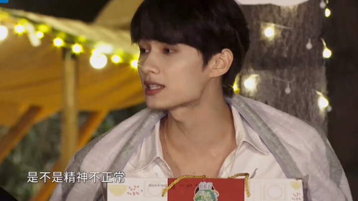 Xiao Ba: The taste of beating our members. Wen Junhui: Just eat what I cook, then you’ll know. Ouch,