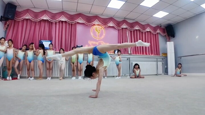 Kiểu xoạc chân khác biệt của các sinh viên múa.