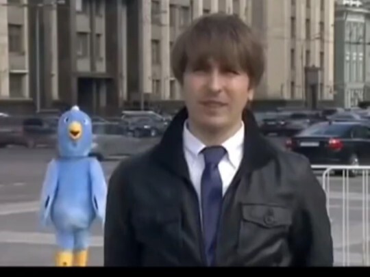 นักข่าวรัสเซียแทบจะทนไม่ไหวแล้วกับไอ้คนบินตามหลังที่แย่งซีนตลอด!