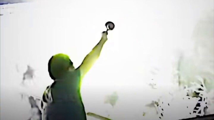 มีคนกำลังเล่นไฟฉาย