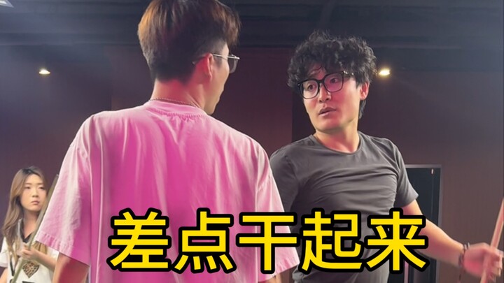 Hampir berantem sama orang di ruang biliar, untung dia juga orang yang punya sifat hangat!