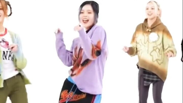 رقصة كوكونا ثلاثية الأبعاد لجونغكوك من إكس جي. من هذا الطفل الرائع؟