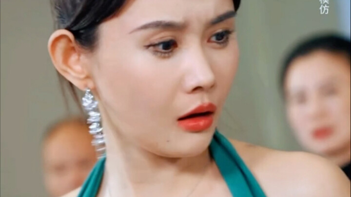 Pemuda itu hanya menggunakan beberapa tetes air mineral untuk mengucek pakaian ibunya, namun malah d