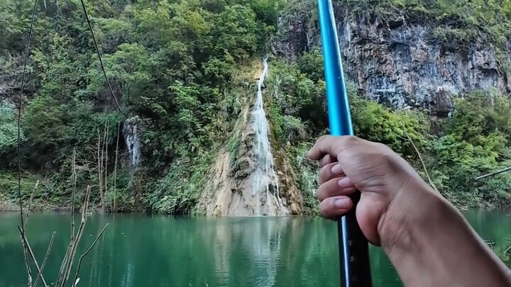 One person fishes and survives in a desolate mountain canyon for 10 days—haha, what a satisfying cat