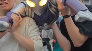 Casing kulit udara Ultraman Tiga lepas landas