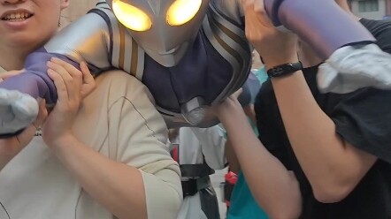 Casing kulit udara Ultraman Tiga lepas landas