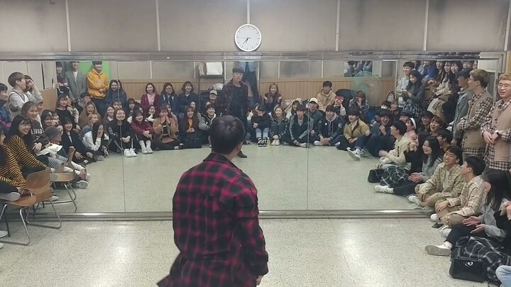 طلاب النادي يرقصون على أغنية LOVE SCENARIO - iKON