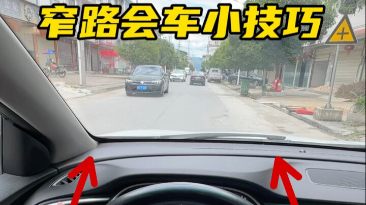 Pemula kerap merasa mobil lebih lebar daripada jalan, terutama saat berpapasan di jalan sempit. A Fe