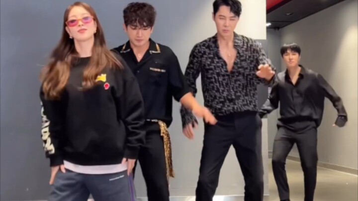 【SHINHWA】与蛇共舞！WDJ跟亲后辈BoA合体！三哥跟在三个舞王身后心疼又好笑！
