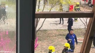学校组织消防演习，消防小哥不小心把水喷进宿舍后，收获了一个”脑瓜崩“