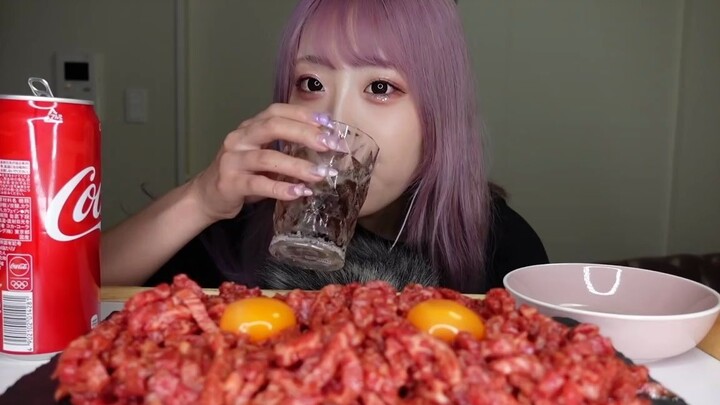 【Japanese Beautiful Girl】The Sound of Chewing Beef