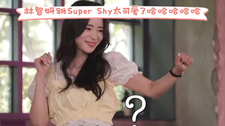 Lin Zhiyan menari lagu Super Shy, hahaha, lucu sekali ya