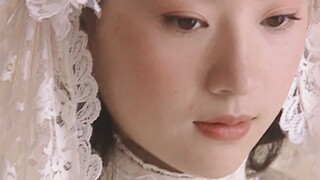 他摘下月亮，却嫌月亮清冷