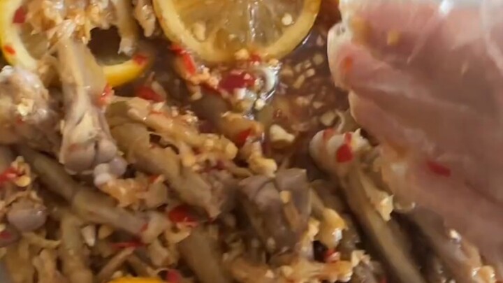 «Xương gà không có móng»