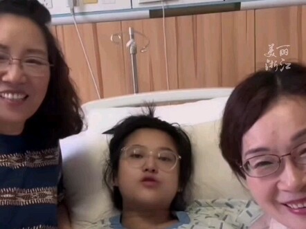 A woman in Zhejiang hilariously “swears an oath” with her mom and mother-in-law right after giving b