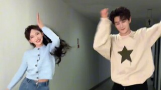 Those of you who like Du Hualong and Danni are in luck. The footsteps are so synchronized, just like