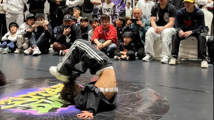 小朋友街舞比赛，开场第一招震惊全场，动作行云流水！