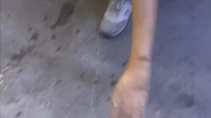 Anh em thân thiết che chắn hết cho nhau, chẳng để hở tí nào.