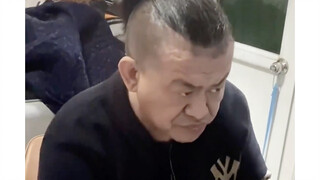 女子晒爸爸视频引热议，网友：这形象够两个辅警转正了