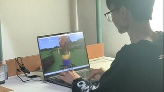 เขาชอบเรียนคลาสออนไลน์มาก