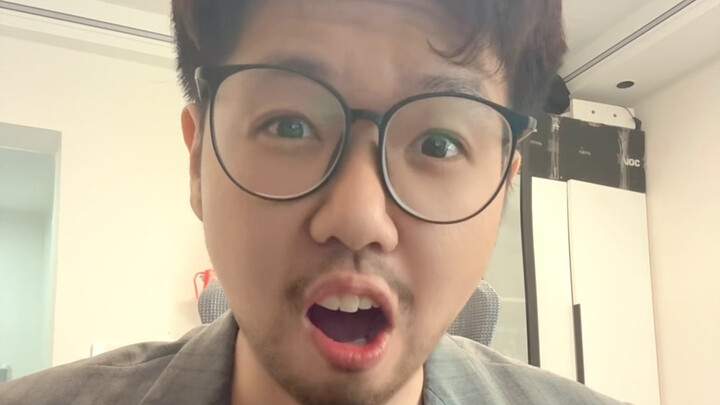 หลานเหล่าเป็นเพื่อนร่วมสถาบันของฉันเหรอ? ว้าว ตกใจสุดๆ! โรงเรียนนี้มีอะไรพิเศษจริงๆ เลยนะ