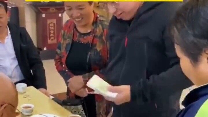 When his best friend got married, the young man gave him 10 bundles of one-yuan banknotes as a gift: