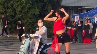 Search the Internet for the new dancing senior from Zhejiang University~
