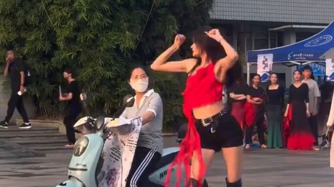 Search the Internet for the new dancing senior from Zhejiang University~