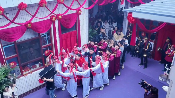 Cô dâu phải xem xong mới về