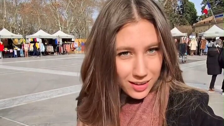 هذا النوع من المقابلات في الشارع غير لائق حقًا، لكنه مضحك جدًا هههههههه