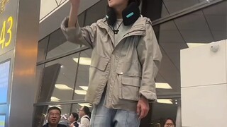 تناول البطيخ.. شاب يشكو تأخير الرحلة في مطار تشانغلونغ！！！！
