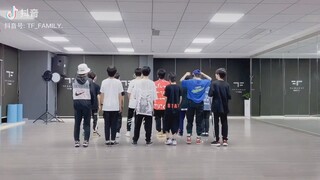 【TF家族】tf家族三代孩子们的荧光棒舞蹈