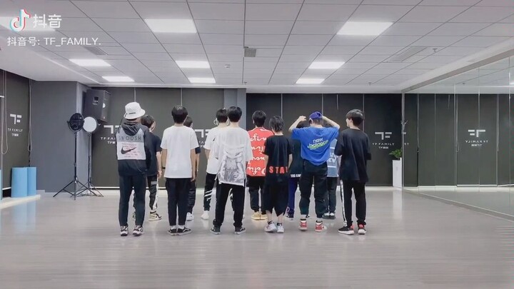 【TF家族】tf家族三代孩子们的荧光棒舞蹈