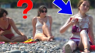 ตลกสาวบ้าเล่นตลกบนชายหาด 😲 ปฏิกิริยาที่น่ากลัว 😲 🔥 ดีที่สุดสำหรับการหัวเราะ