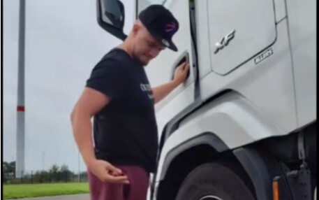 “Thế này cũng thống nhất toàn cầu à? Hả?!”