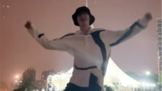 【AK Lưu Chương】Nhấn vào xem ngay AK nhảy điệu mạnh bên bờ sông (phiên bản chân trái bị thương)