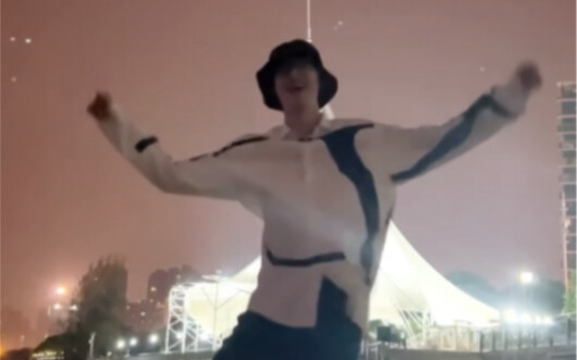 【AK Liu Zhang】Click to watch AK's energetic dance by the river (left hoof injury version)