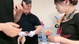 嘴哥出去按摩，小杨哥知道后现场连线嘴哥，来看看嘴哥怎么解释的