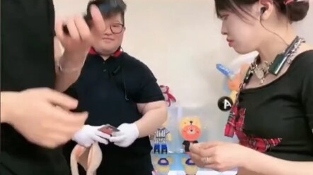 ذهب الأخ زوي للتدليك، وعندما علم الأخ شياو يانغ بالأمر، قام بالاتصال المباشر مع الأخ زوي على الهواء 